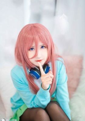 欧美拉着行李箱背影图_1080高清完整版