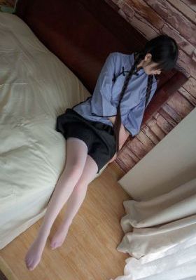 欧美明星灰色大衣街拍_BD韩语手机在线观看