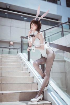 欧美黑色卫衣街拍_DVD高清视频观看